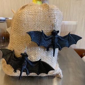 COOL! dangling, black, wingspan, bat earrings!! 🖤🦇